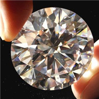 Maneira comum de distinguir moissanite e diamante natural