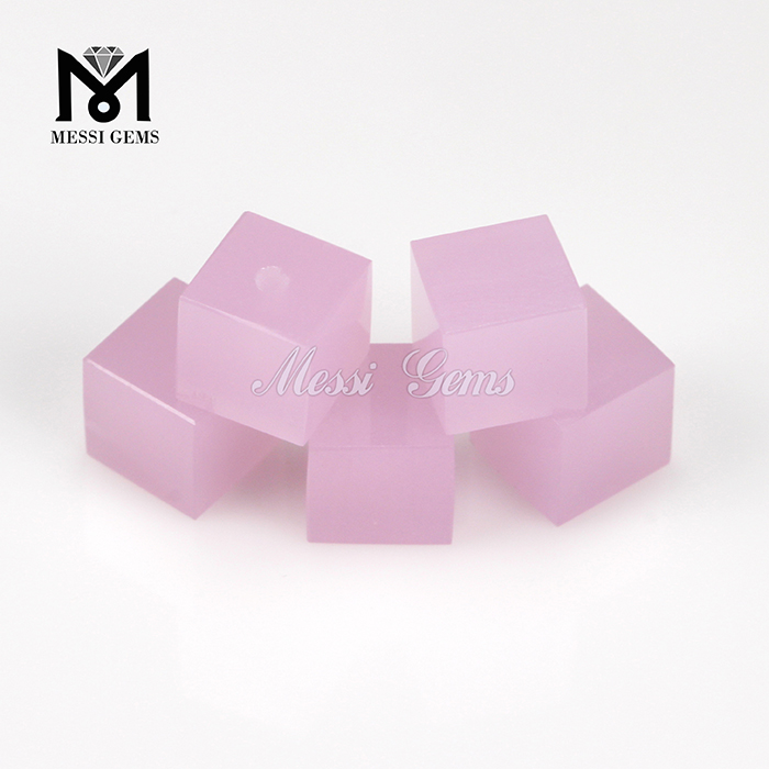 Pedra de vidro de cor rosa em forma de cubo